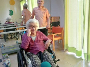 Como fomos às tasquinhas, deitámo-nos tarde, mas já estamos na Fisioterapia a fazer muito exercício físico