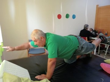 Como fomos às tasquinhas, deitámo-nos tarde, mas já estamos na Fisioterapia a fazer muito exercício físico