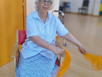 Dinâmica com música e material didático.