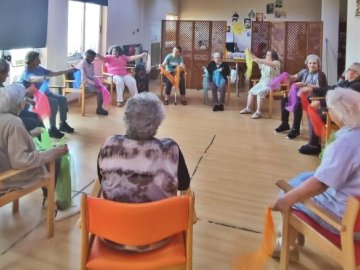 Dinâmica com música e material didático.