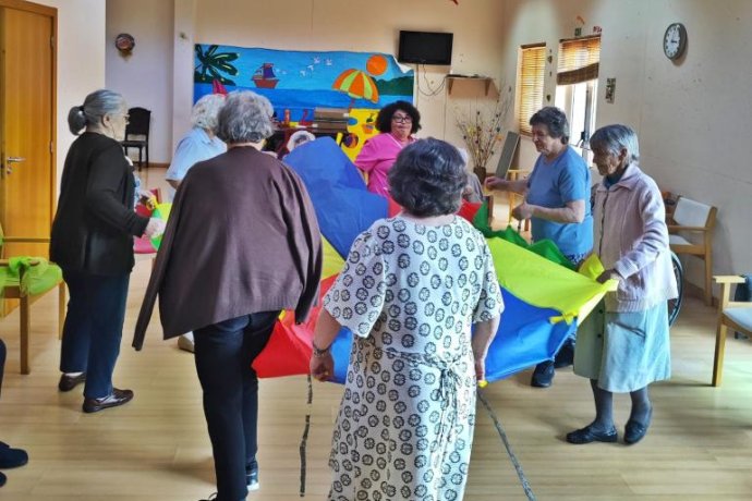 Dinâmica com música e material didático.