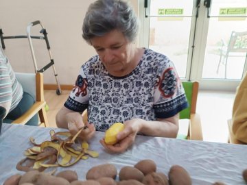 Hoje foi dia de darmos uma ajuda às nossas Cozinheiras.