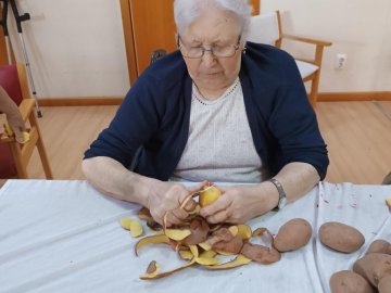 Hoje foi dia de darmos uma ajuda às nossas Cozinheiras.