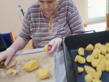 Hoje foi dia de darmos uma ajuda às nossas Cozinheiras.