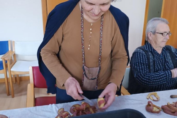 Hoje foi dia de darmos uma ajuda às nossas Cozinheiras.