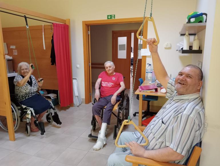 Como fomos às tasquinhas, deitámo-nos tarde, mas já estamos na Fisioterapia a fazer muito exercício físico